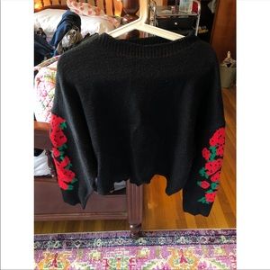 Cropped Mock-neck black sweater with roses